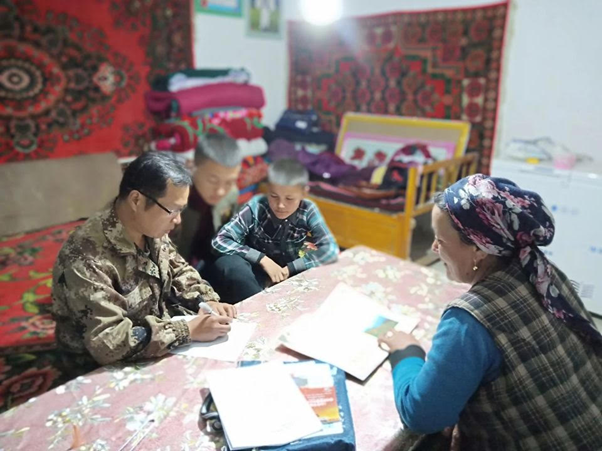 During a Jieqin visit, a Han official is teaching Kazakh children Mandarin