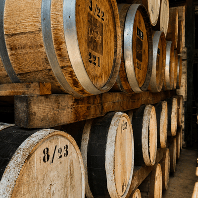 Fûts de vieillissement de la distillerie Père Labat, Marie-Galante