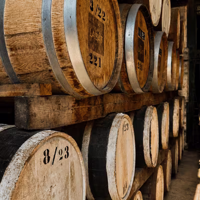 Fûts de vieillissement de la distillerie Père Labat, Marie-Galante