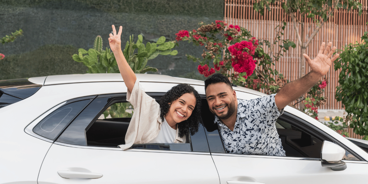 location europcar guadeloupe 1200 600 couple voiture sourires canva pro