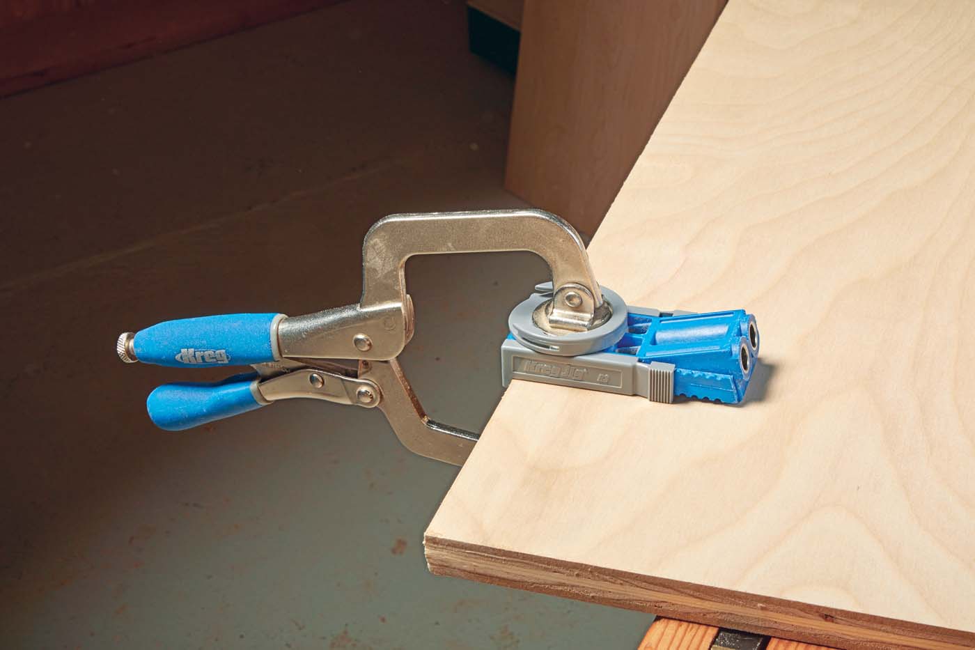 Image shows the kreg 320 jig and vise clamp combined together and clamping at the end of a table