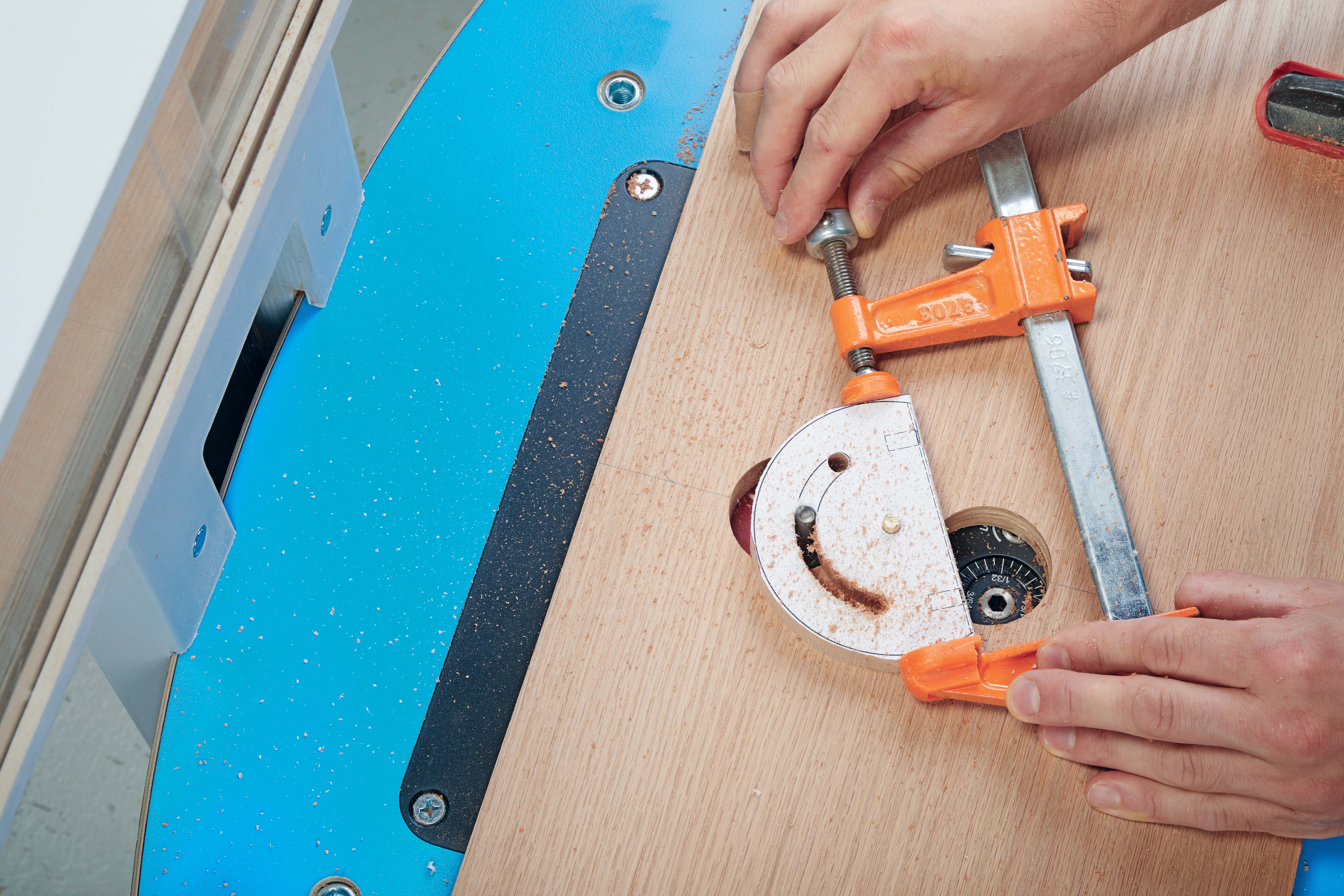 Using router bit to make a curved cut
