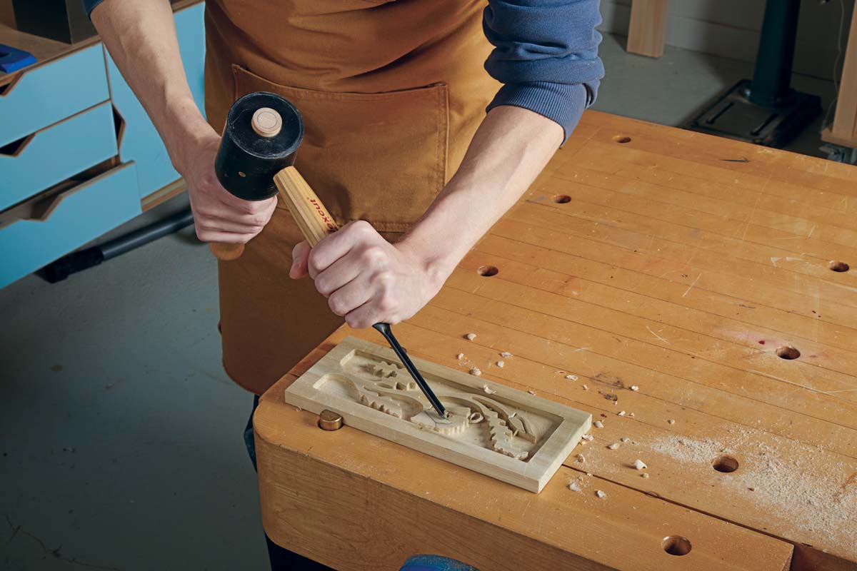 using flexcut v gouge to seperate petal in relief carving