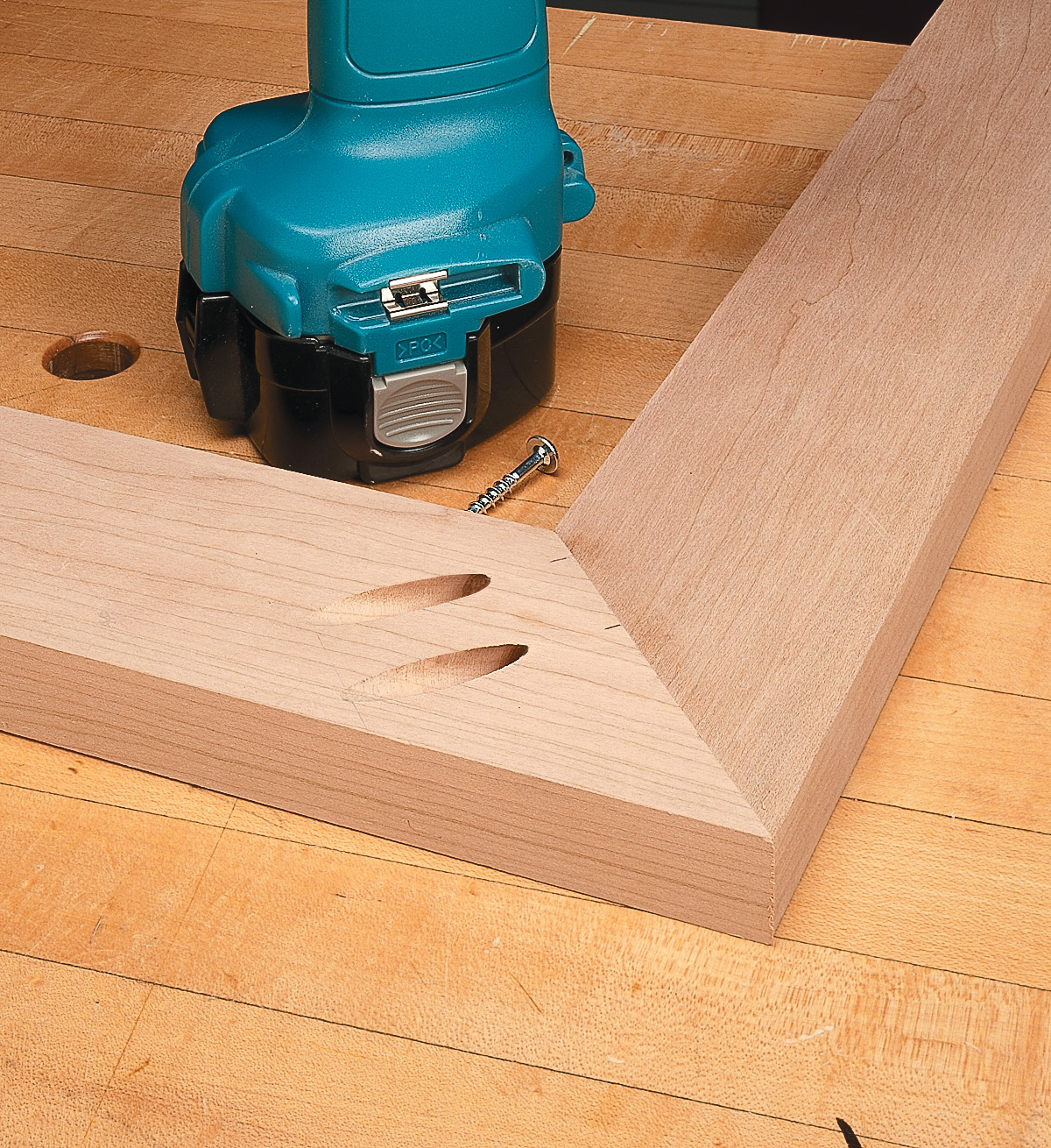 pocket screws in joints of wood frame