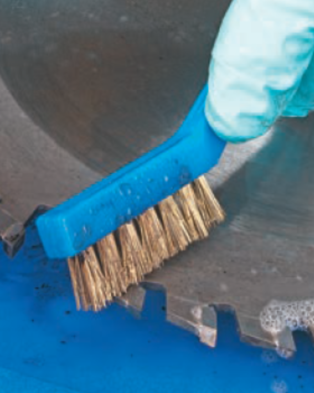 cleaning saw blade with copper wire brush and blade cleaner solution