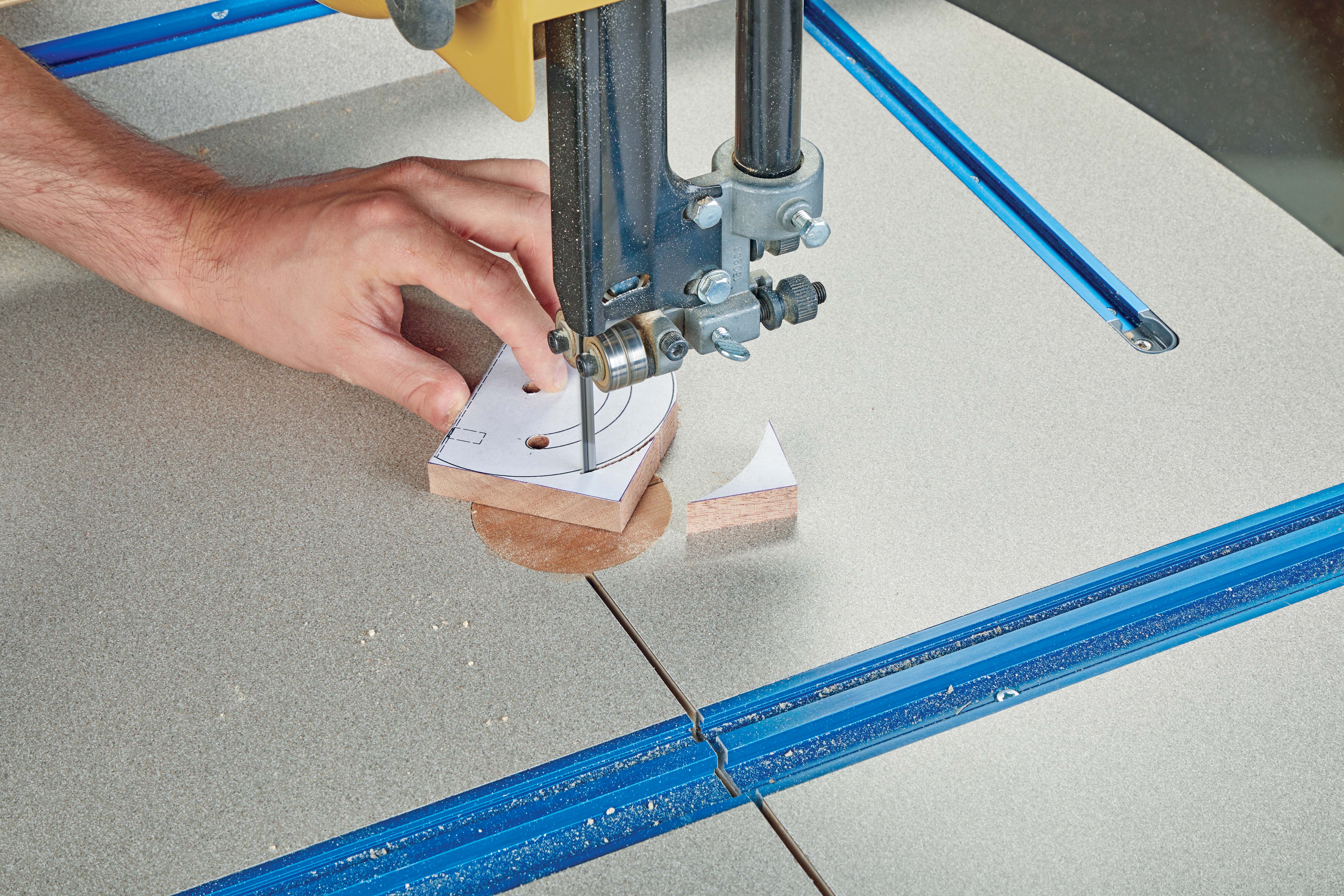 Cutting circle in wood with bandsaw