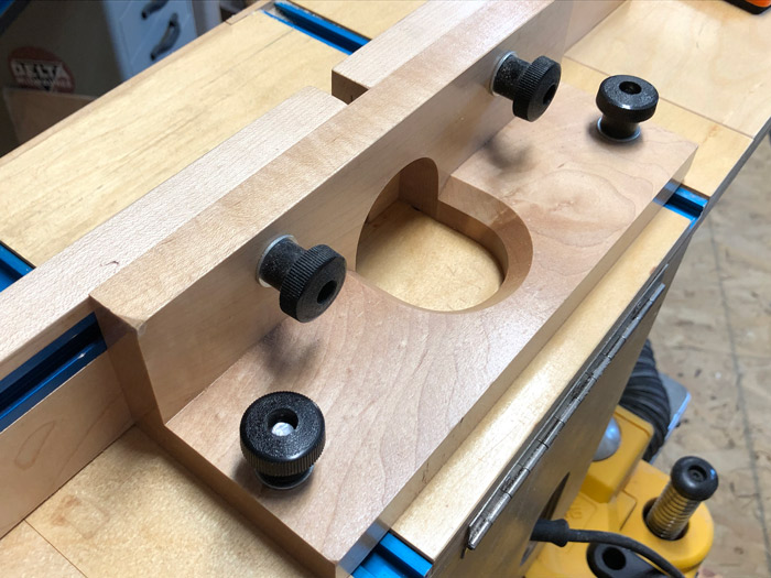 Adjustable router outlet table