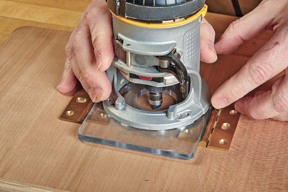 using flat table to set depth on router to make hinge mortises