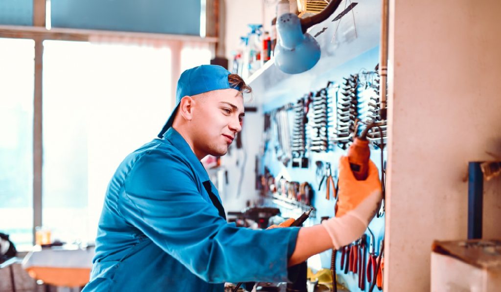 4 Hacks To Make Cleaning and Organizing Your Garage Easier