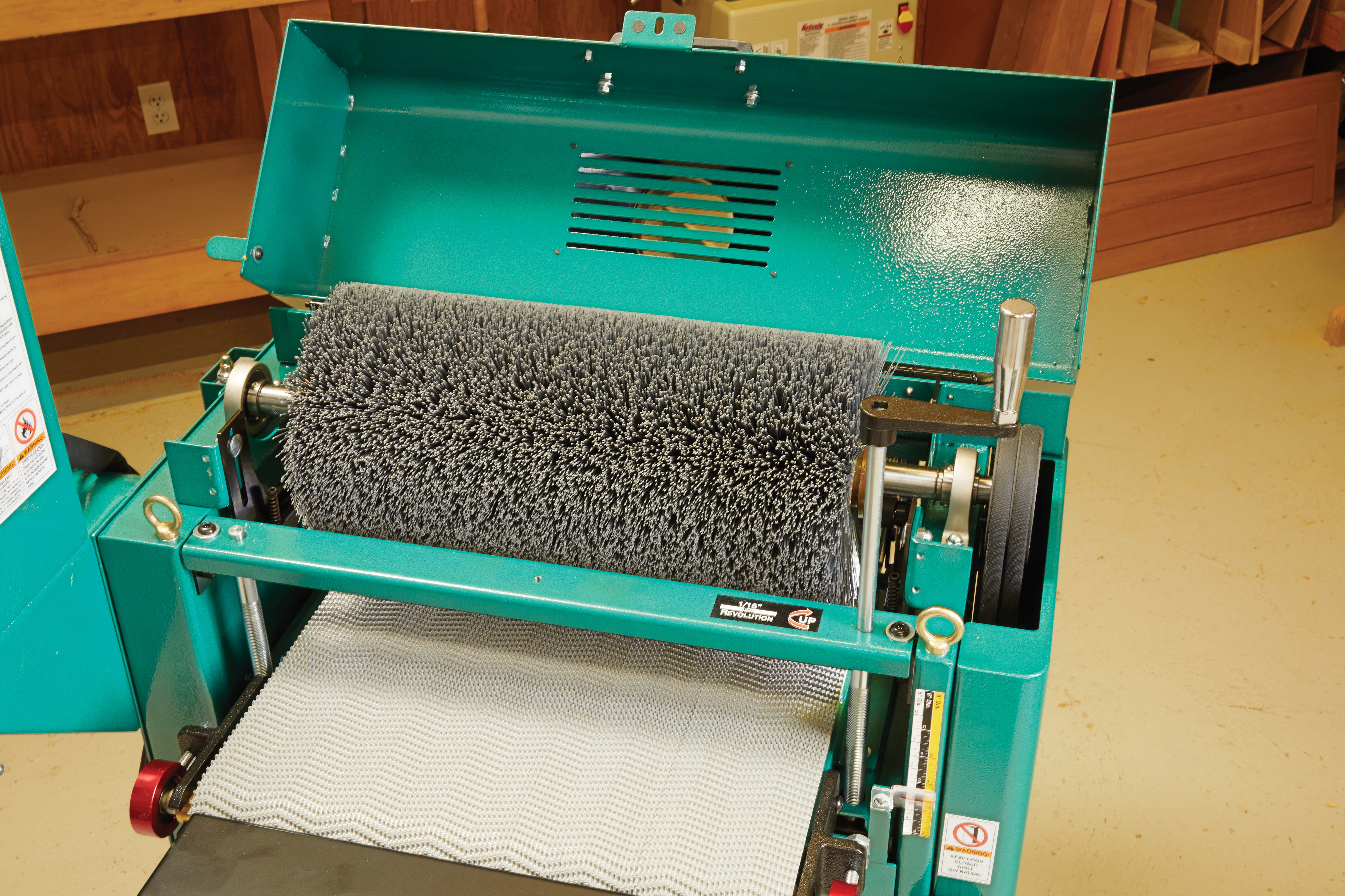 GRIZZLY BRUSH SANDER's spindle-mounted brush