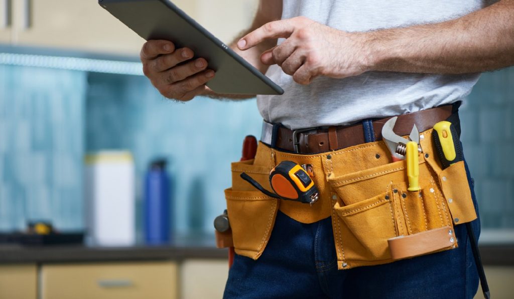 What Should a Pro Woodworker Keep In Their Toolbelt?