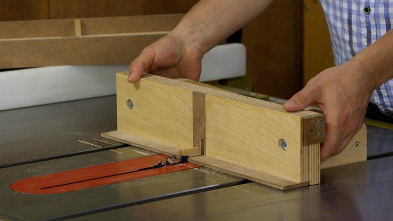 The Ultimate Adjustable Table Saw Box Joint Jig!
