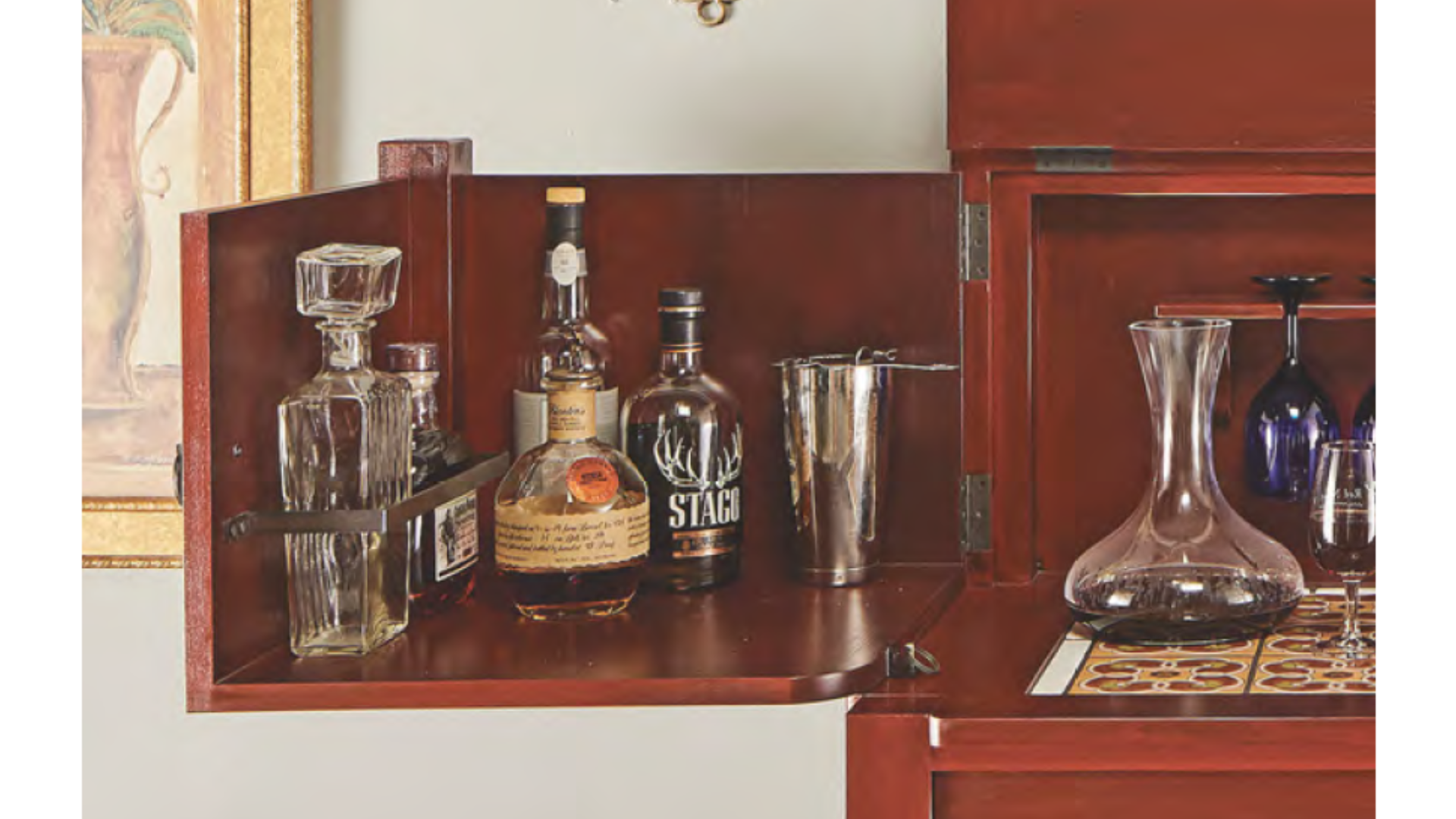 Image shows cabinet door-shelf holding alcohol bottles using a zero-play butterfly hinge