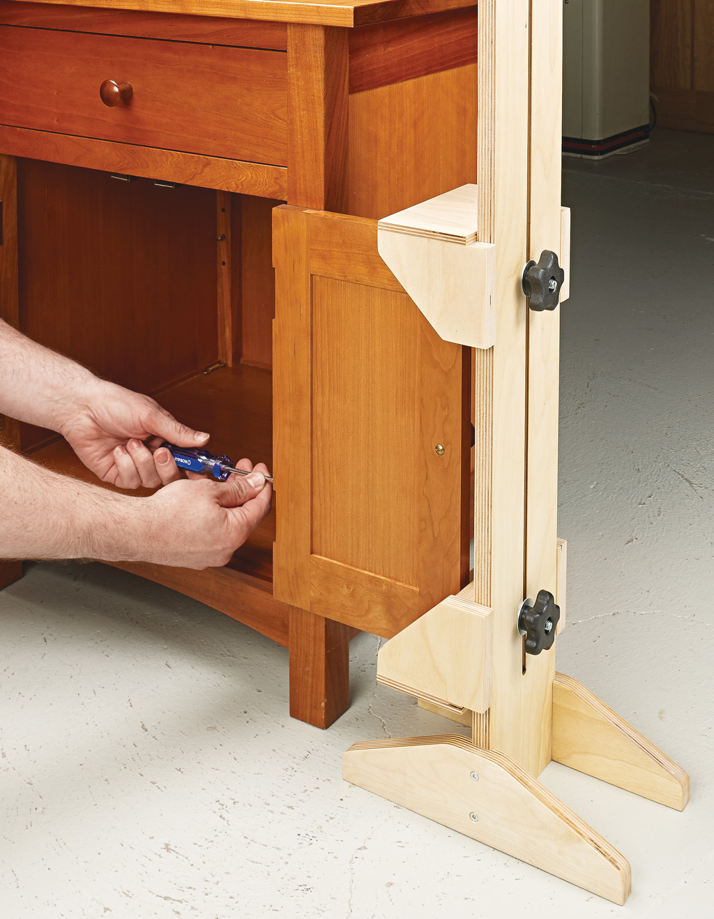 Cupboard door outlet jig