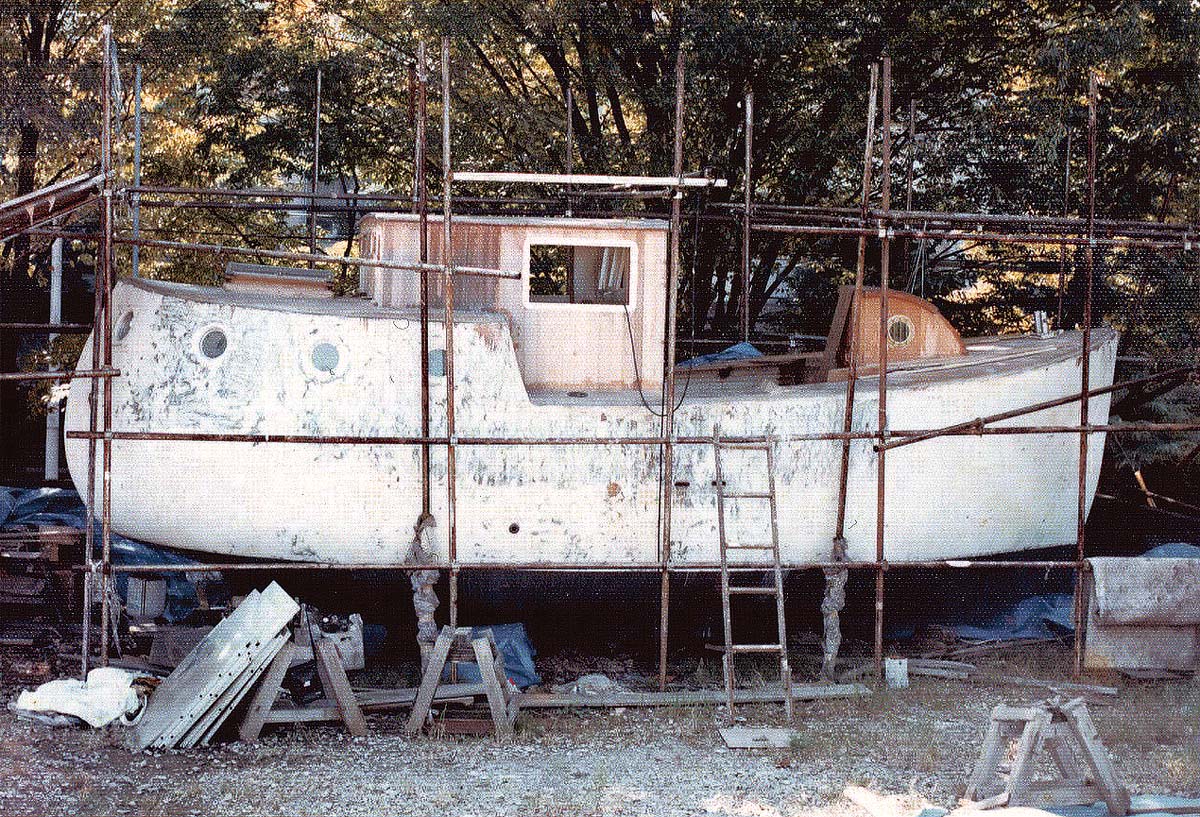 cruising yacht constructed by Toyohisa Sugita, a Japanese author and woodworker