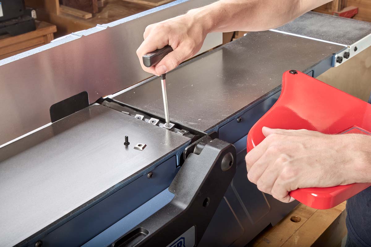 using screwdriver to rotate four-edged blades on jointer