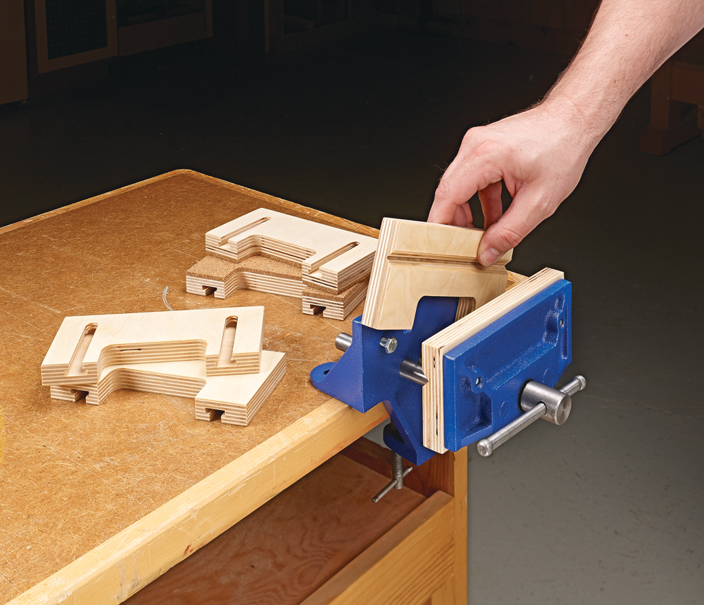 Woodworking face outlet vise