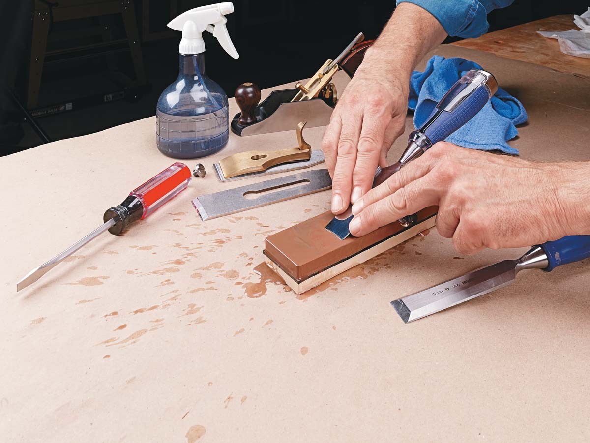 uisng honing guide on waterstone to sharpen chisel