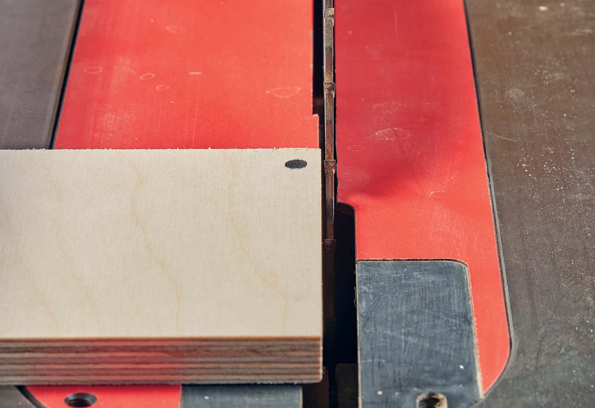 small gap between wood and saw visible