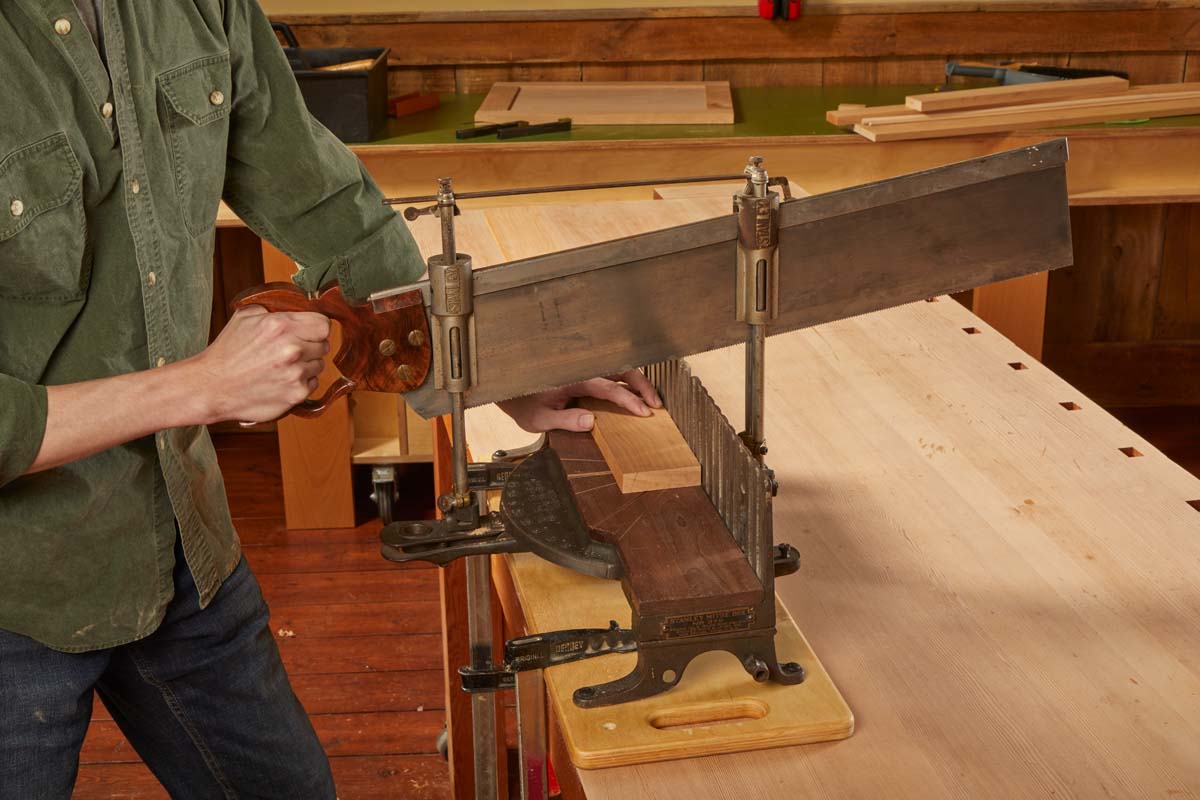 Lowering the handle side of the saw blade