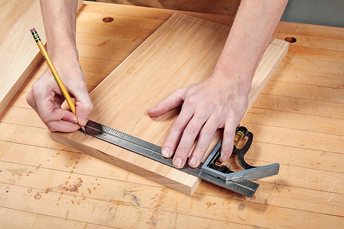 marking wood with pencil uisng ruler