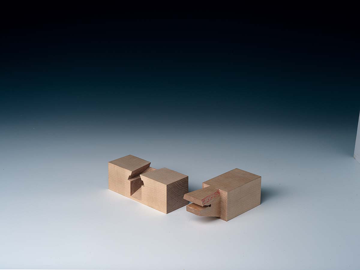 joinery example of Twisted compound dovetail between two wood pieces 