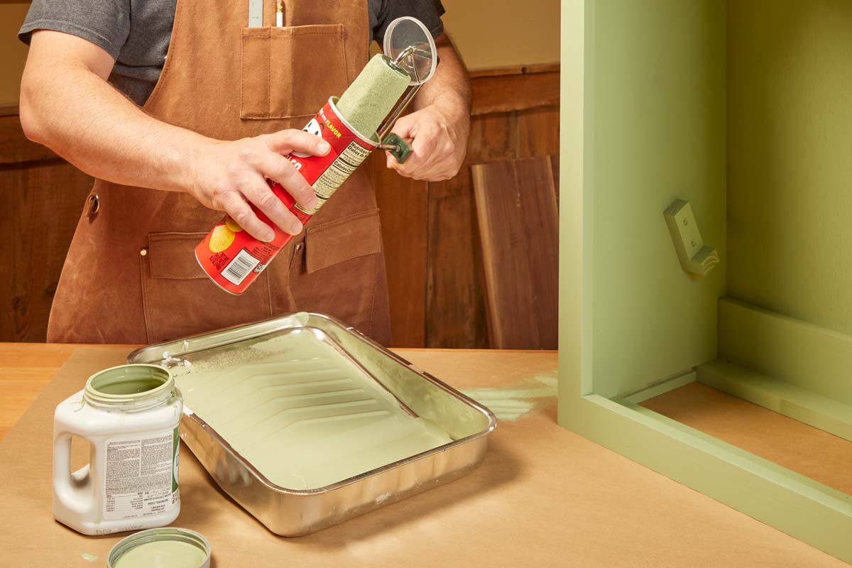 repurposing pringles can to hold paint roller