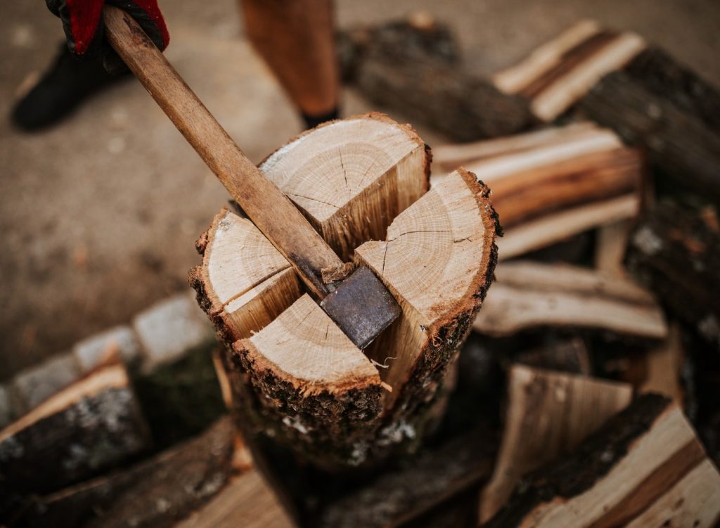 10 Wood Splitting Methods Using Everything From Manual Tools to Machines