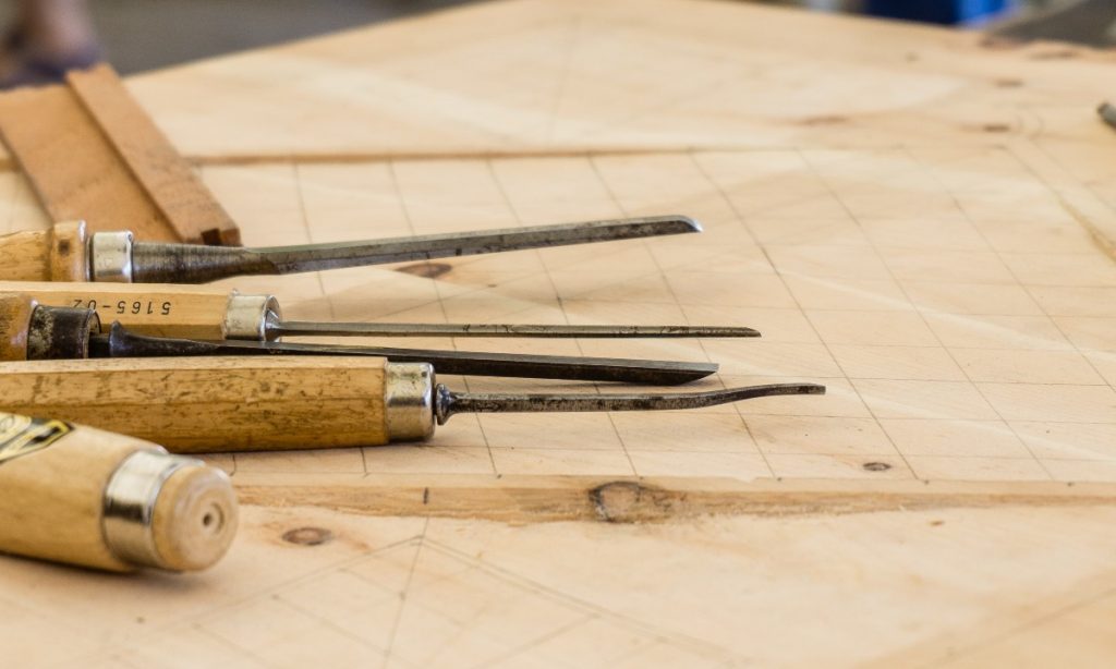 What Is Included in a Wood Carving Set?