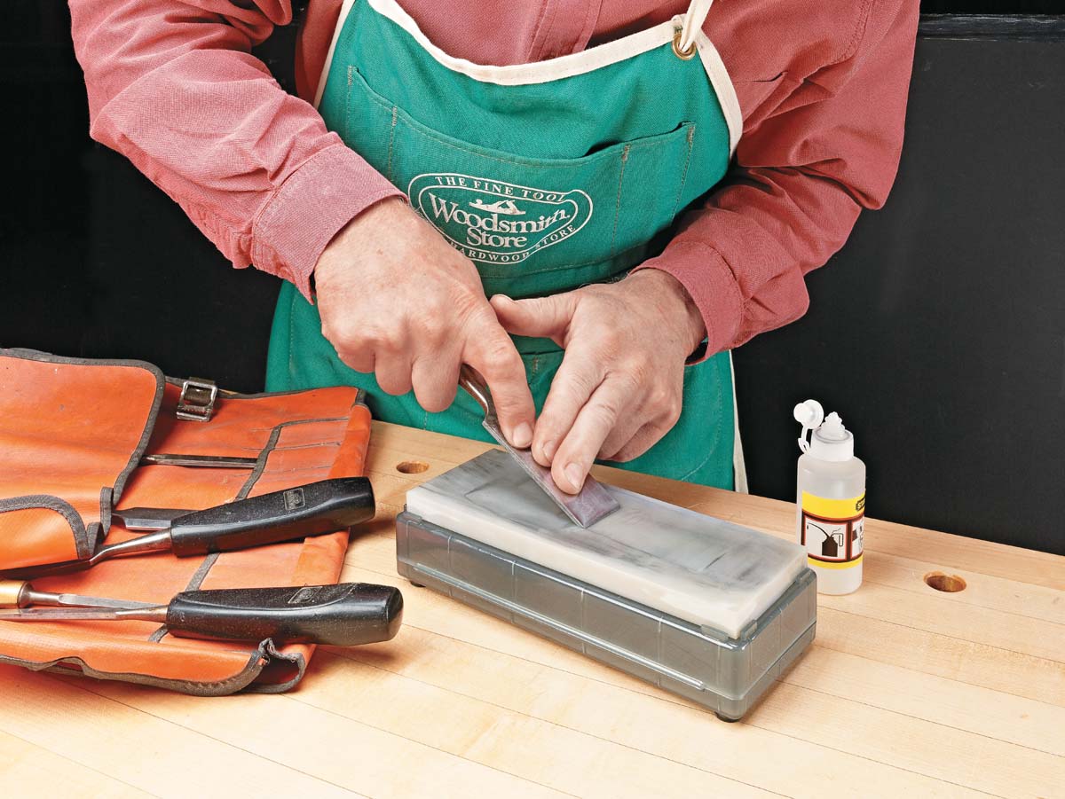 uisng oilstone and mineral oil to sharpen chisel