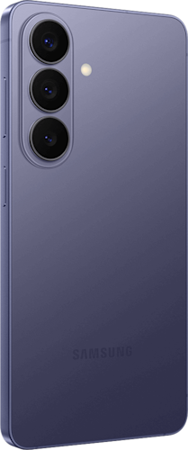 Achterkant van de donkerpaarse Samsung Galaxy S26, linksom gedraaid