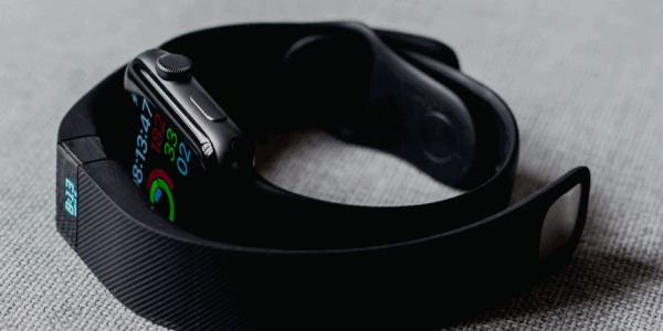 Activity tracker naast een smartwatch