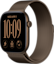 De zijkant van de bronzen Apple Watch Series 12 met bronzen bandje