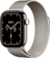 De zijkant van de naturel Apple Watch Series 12 met naturel bandje