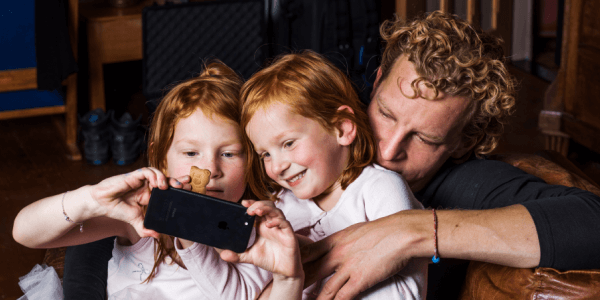 Vader en zijn kinderen maken een leuke selfie