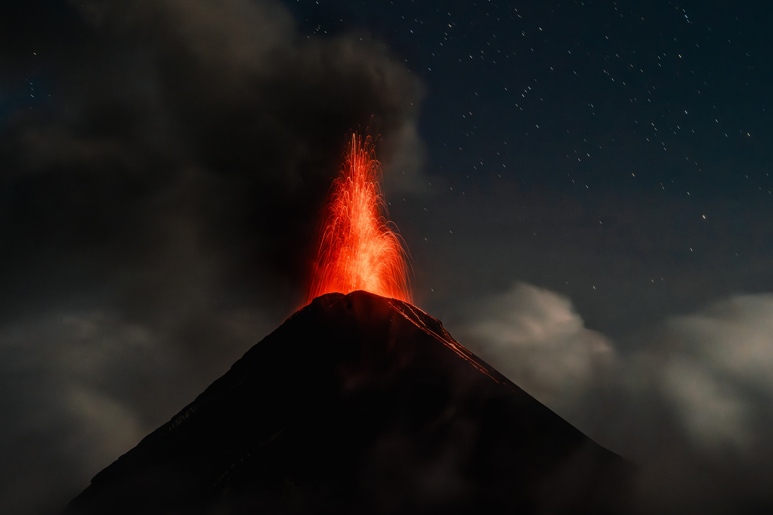 Volcán de Fuego erupting at night