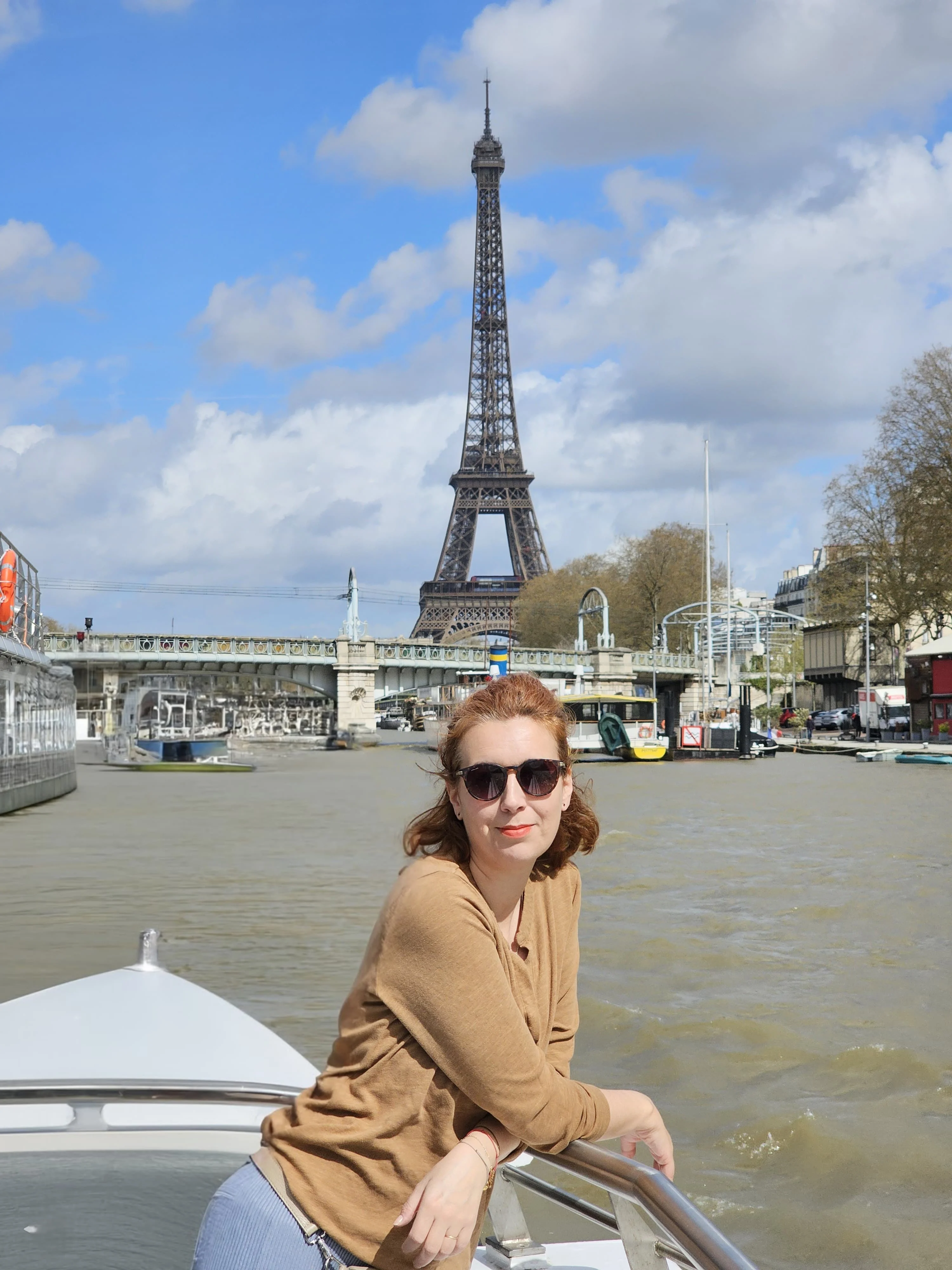 Eiffelov toranj Pariz s djecom