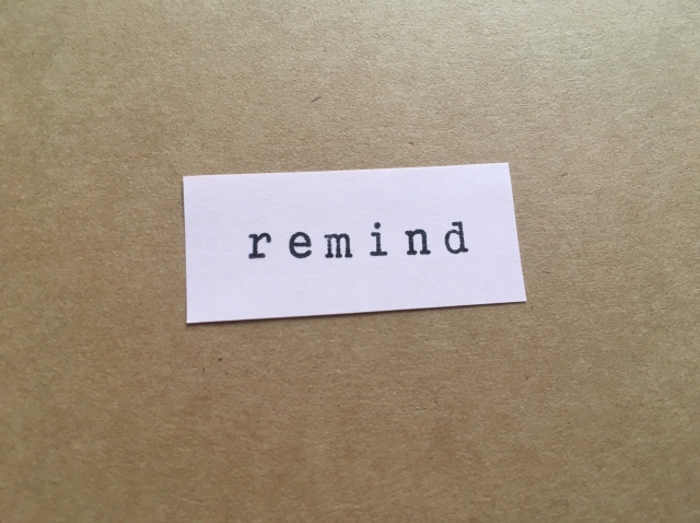 「remind」と書かれた紙