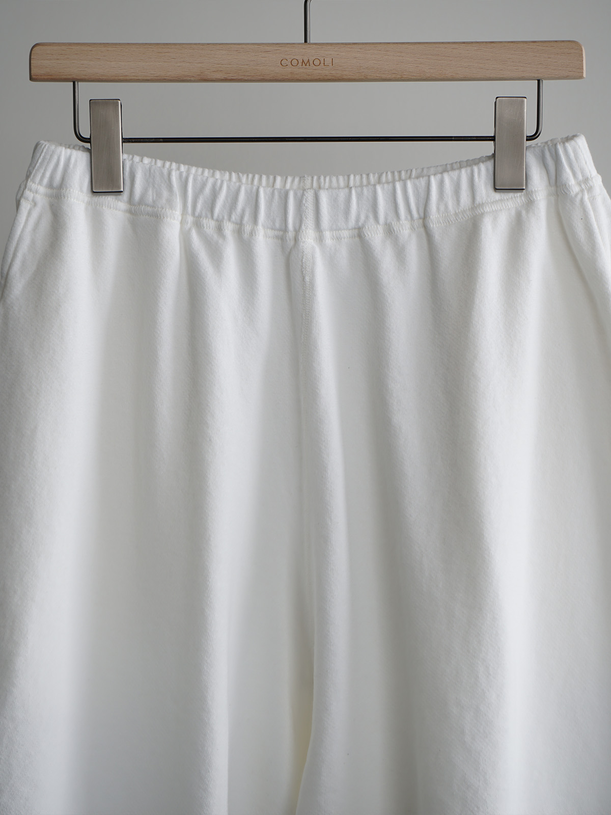 comoli ホワイトショートパンツ サイズ2 comoli ホワイトショートパンツ サイズ2 コットンメッシュ ショーツ