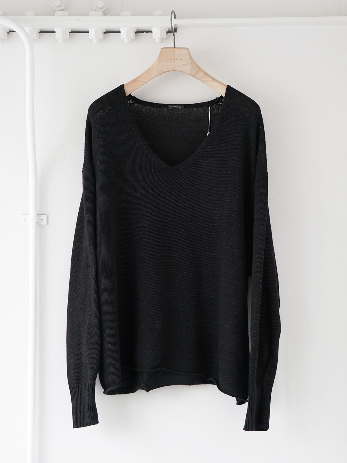 BLACK V-NECK KNIT