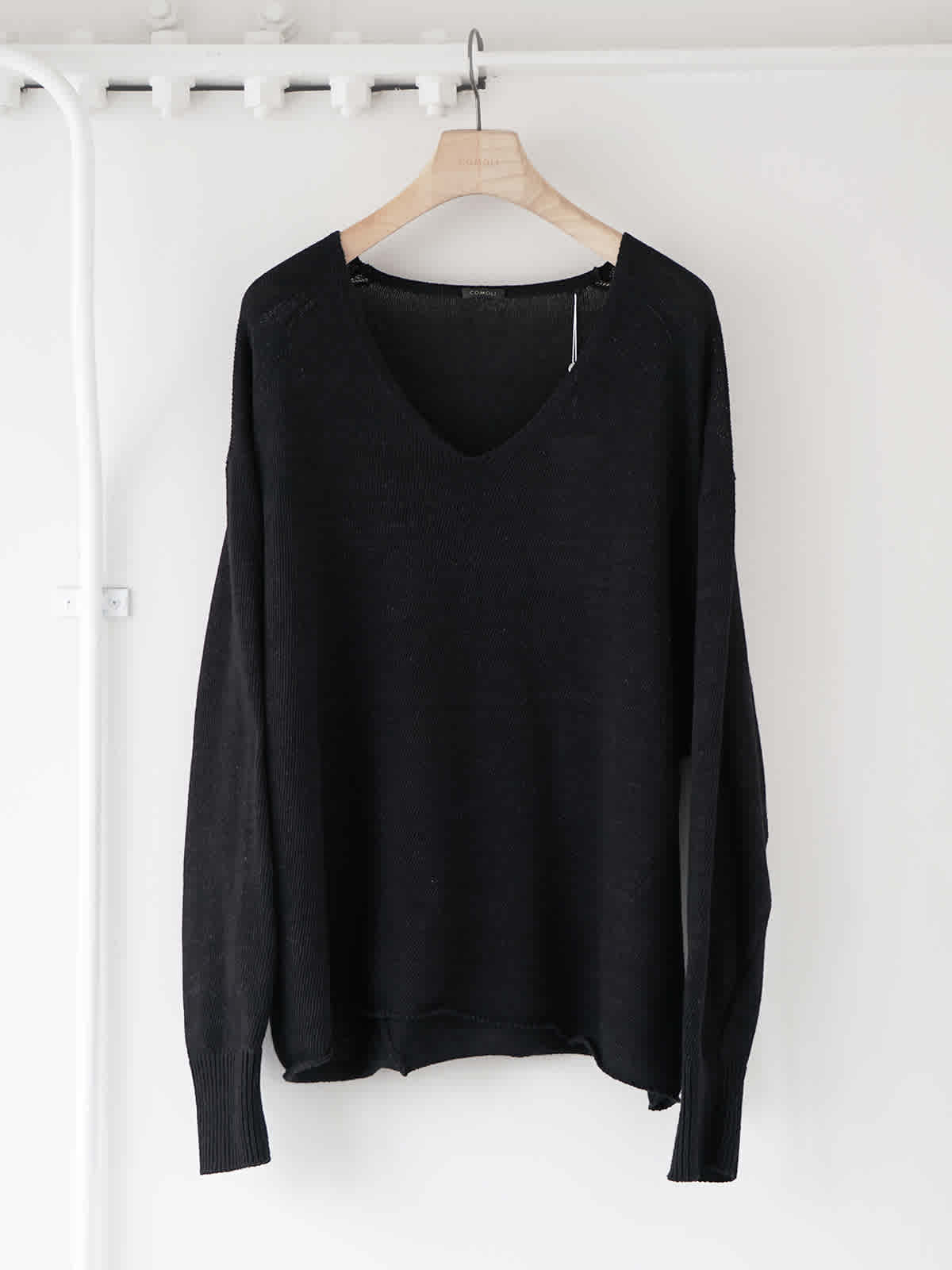 black v-neck knit Z1