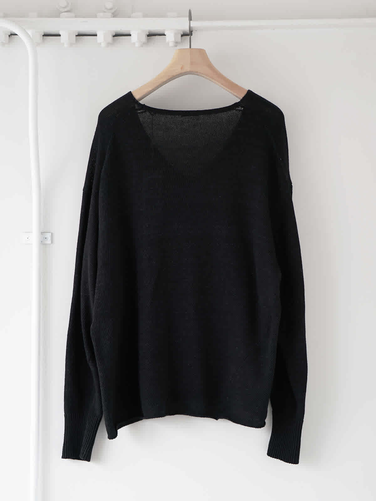 black v-neck knit Z2