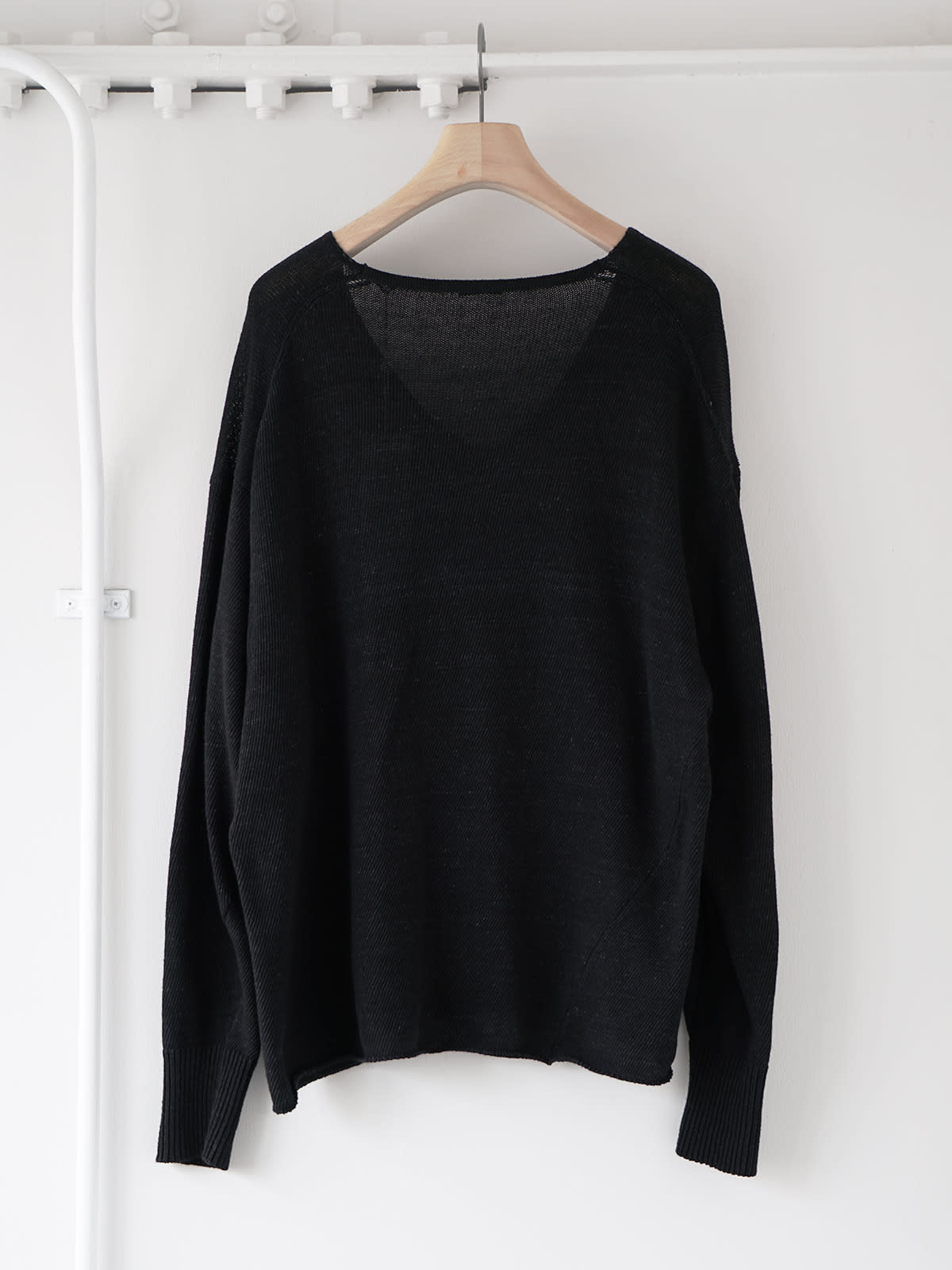 black v-neck knit Z2