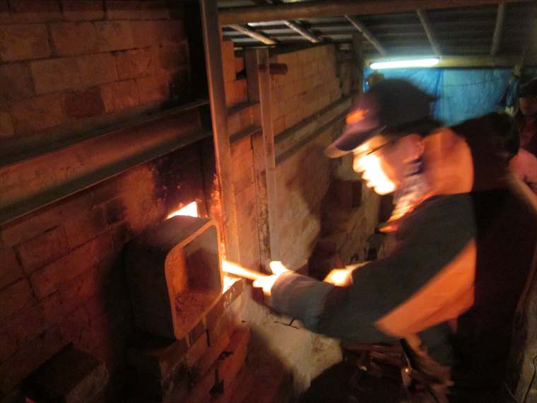 登り窯の薪くべ