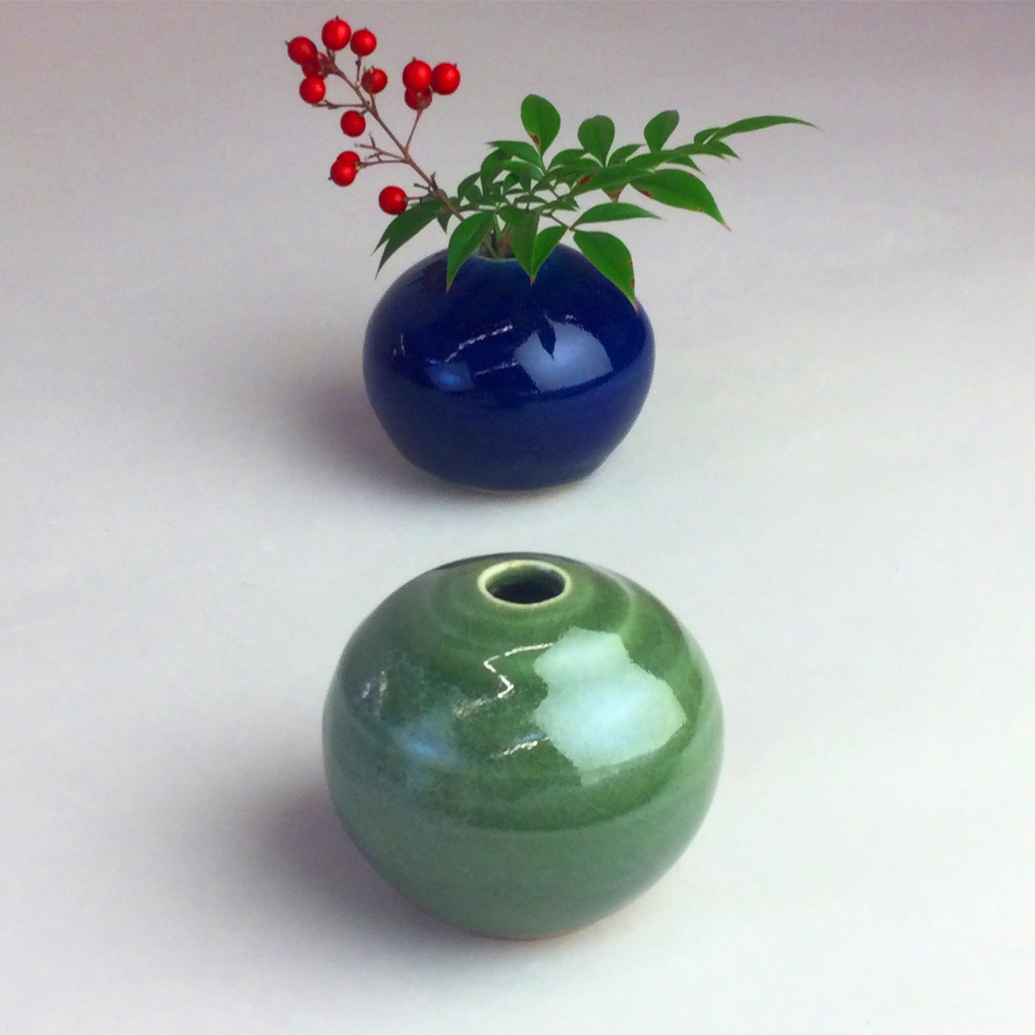 緑釉と瑠璃釉の花入れ