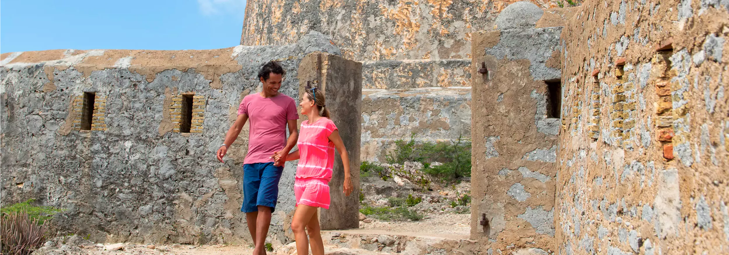 A couple explores a Curaçaon landmark.