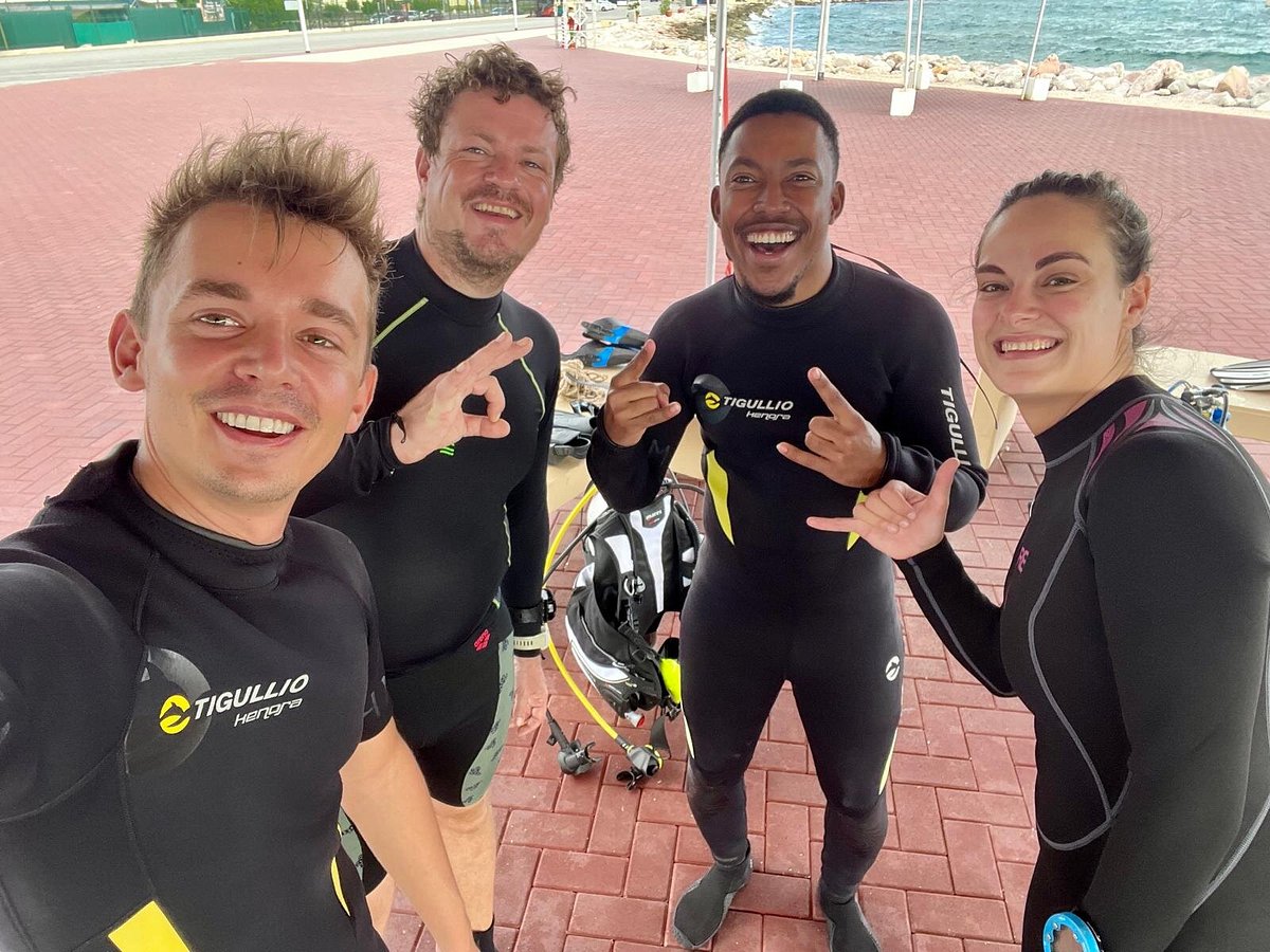 Relaxed divers (2)