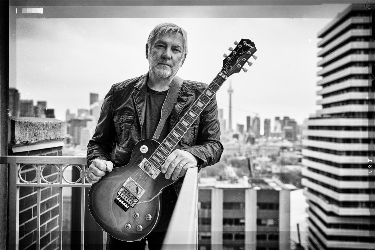 Alex Lifeson with his Epiphone Les Paul Standard Axcess.