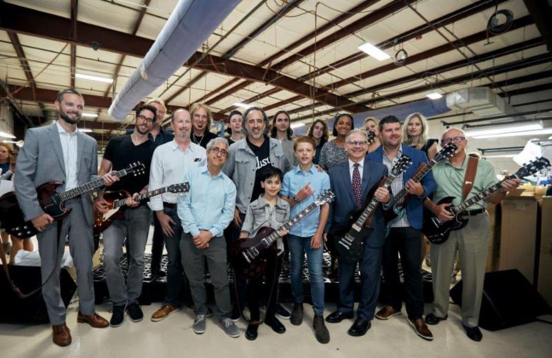 Above photo L-R: Taylor Fisher (Nashville Sounds), Philip Giley (Notes For Notes), Gibson artists Lee Roy Parnell and Dave Amato (back), David Wish (Little Kids Rock), James “JC” Curleigh (Gibson CEO), Ben Goldsmith (Gibson Generation Group, back), Jayden Tatasciore (Gibson Generation Group, front), Carter Wilkinson (Gibson Generation Group, back), Gibson artist Toby Lee (front), Reece Malone (Gibson Generation Group, back), Jacki Artis (Music City Council, Manager, back) , David Briley (Mayor of Nashville, front), Jenny Marsh (Gibson, Entertainment Relations, back) Jon Robison (Tennessee Titans, General Manager, front), Heather Freeland (Gibson, Entertainment Relations, back) and Ralph Schulz (CEO Nashville Chamber of Commerce). Photo credit: Mitch Conrad for Gibson.
