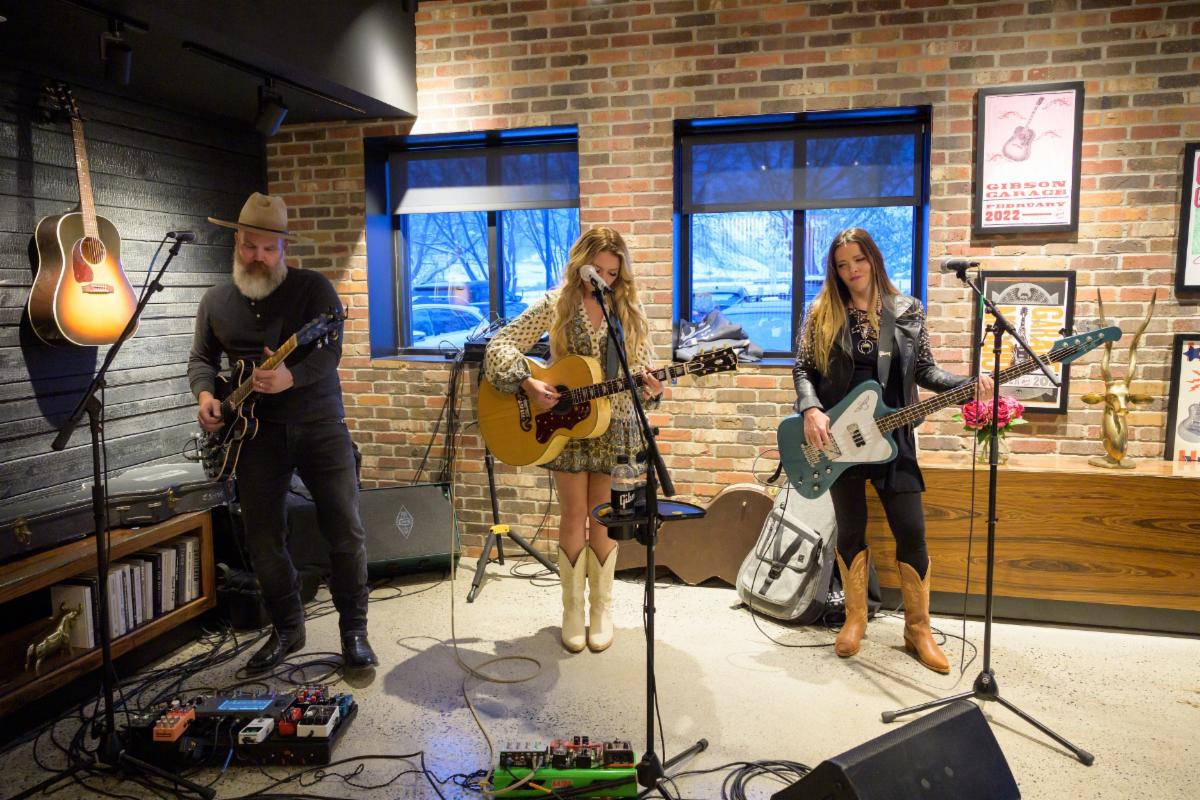 (L-R) Thad Beaty (Sugarland), Gibson ambassador Amanda Stewart, and Annie Clements (Maren Morris) performed for guests during the Gibson expansion grand opening.